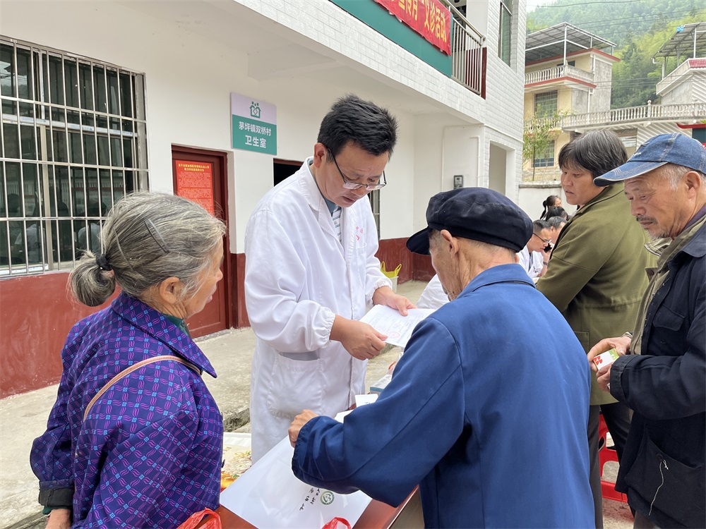 邵阳市中医医院开展“民族团结一家亲 健康义诊暖人心”主题义诊活动