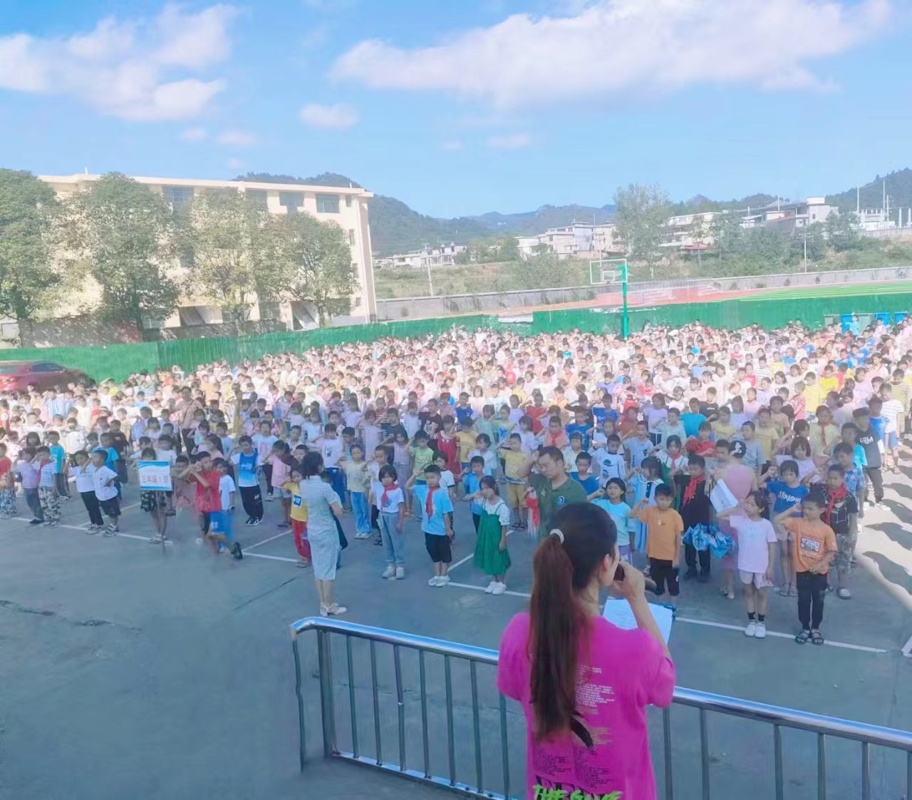 武冈市邓家铺镇中心小学举行“勿忘国耻、 振兴中华”爱国主题教育升旗仪式
