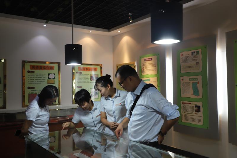 新宁农商银行组织员工参观禁毒教育基地