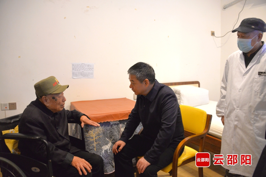 严华在市区开展重阳节走访慰问活动