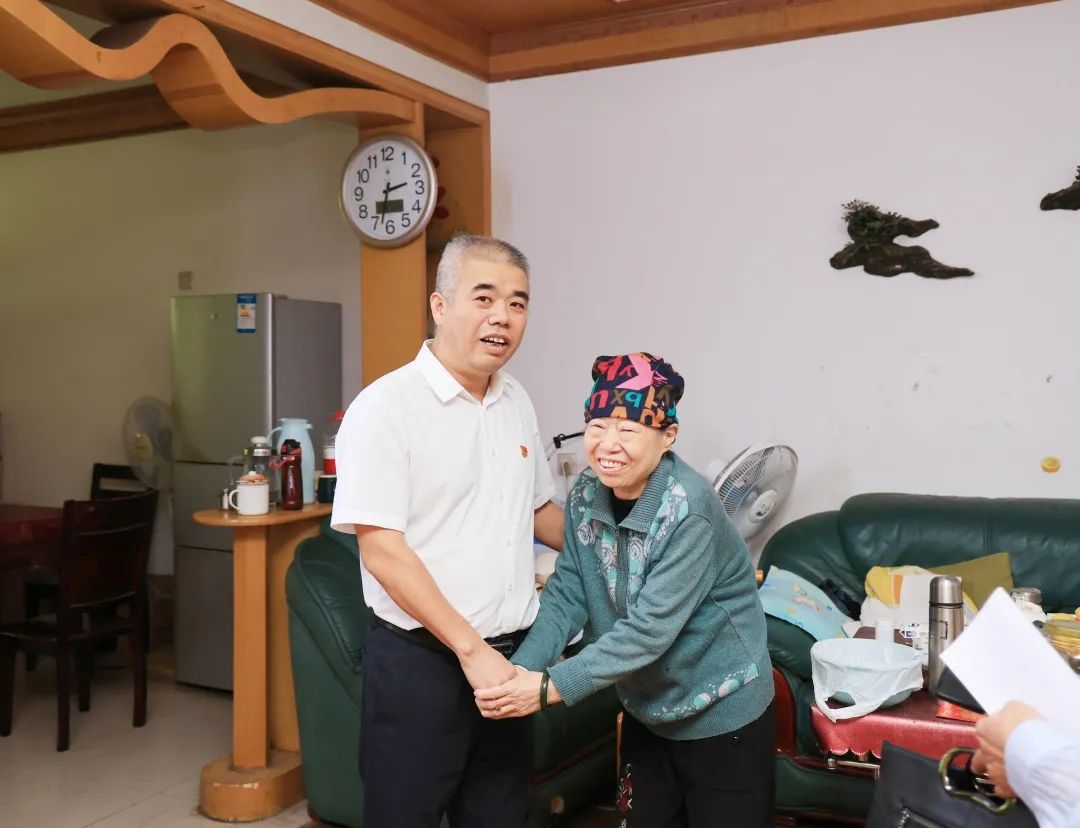 邵阳市中心医院开展重阳节慰问退休老同志活动