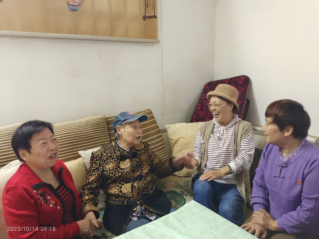 邵阳市中心医院离退休第四党支部重阳节前探访老党员