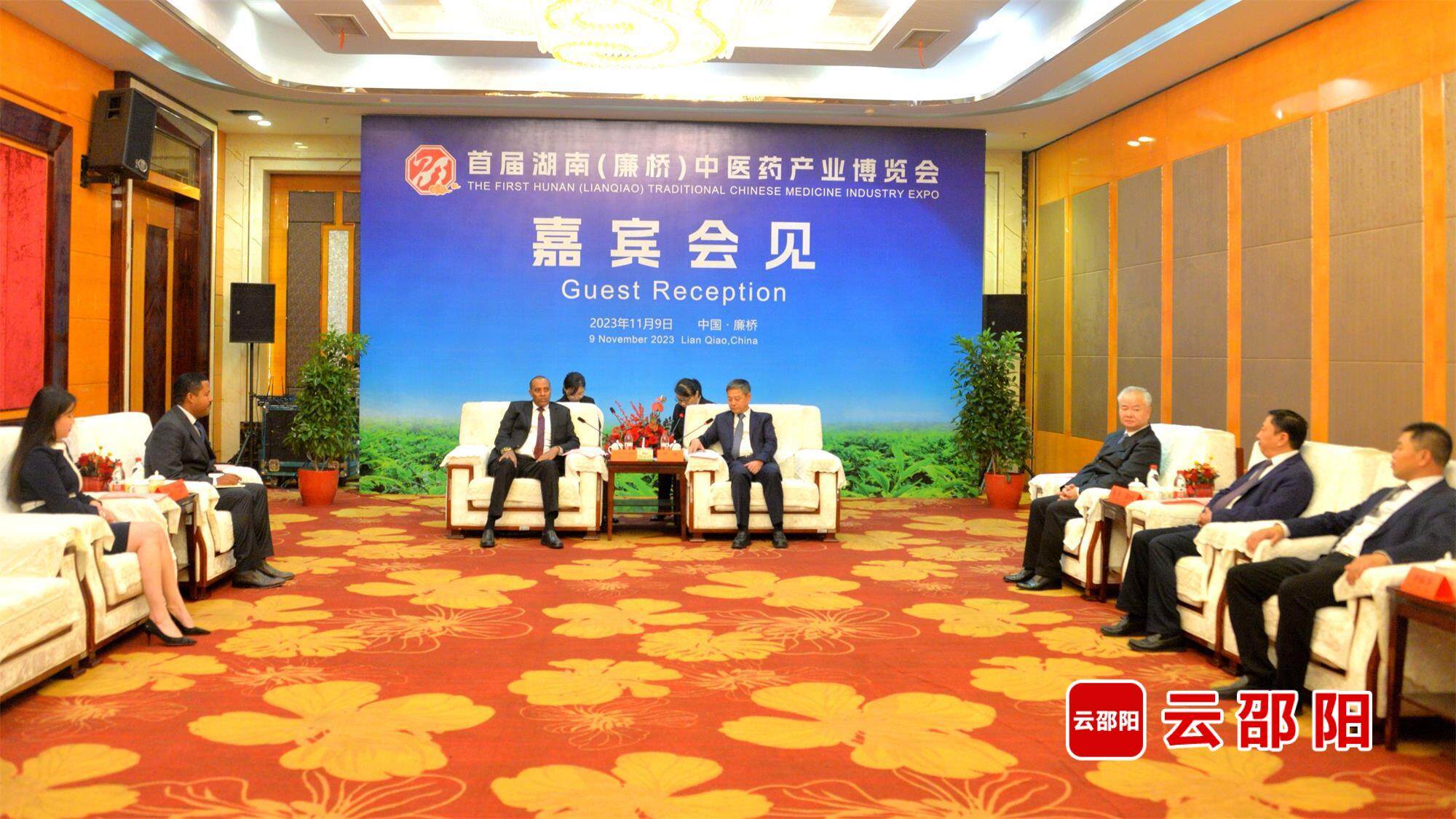 严华会见埃塞俄比亚驻华大使馆副馆长德瓦诺一行