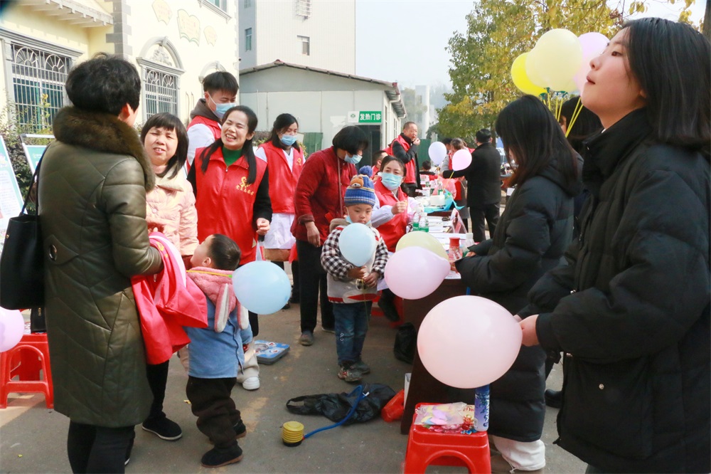 隆回县人民医院至金石桥镇开展儿童义诊宣传活动