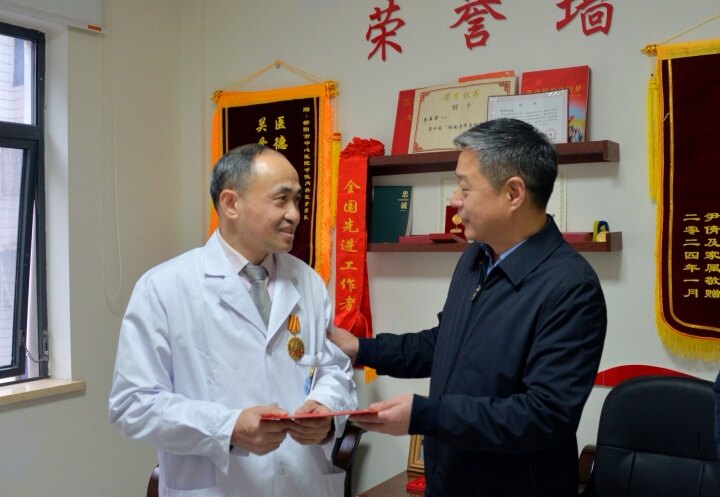 严华在市区走访慰问劳动模范困难群众和一线工作人员
