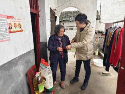 平安财险洞口支公司开展“弘扬雷锋精神，情暖困难群众”走访慰问活动