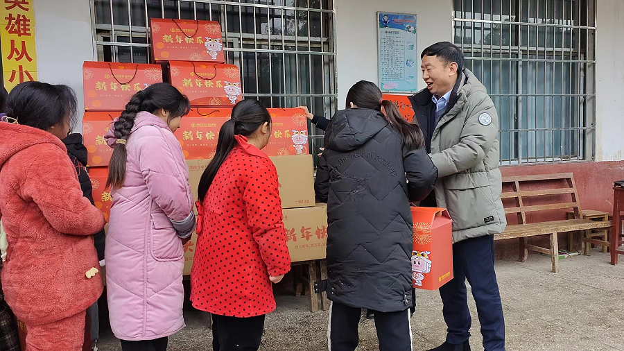 洞口农商银行深入铁石村铁石完小开展“新春第一暖 圆梦微心愿”公益活动