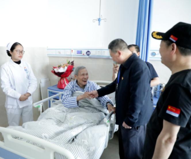 新宁县人民医院慰问住院抗美援朝老兵