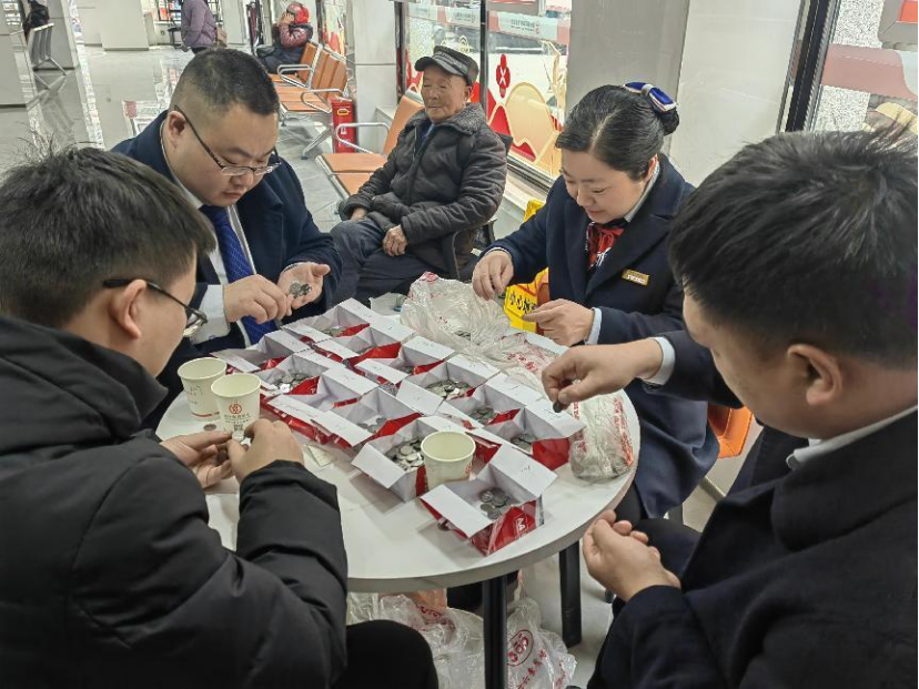 洞口农商银行：温馨服务无小事   硬币兑换显真情