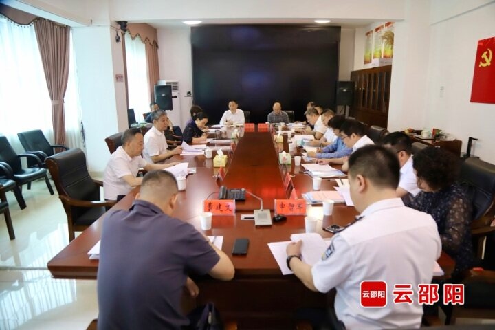 严华在邵阳市教育考试院调度高考准备工作