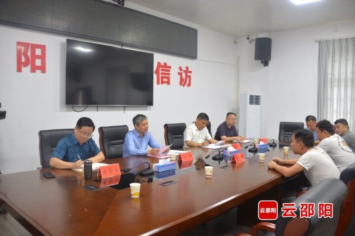 严华在市委群众来访接待中心坐班接访