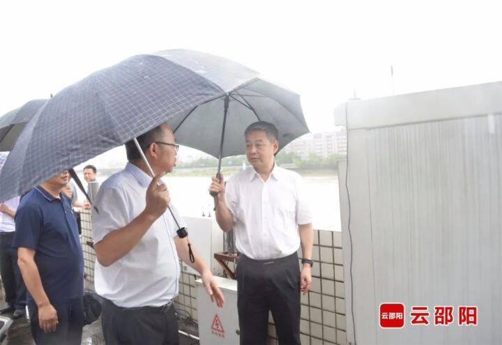 严华在市区和邵东检查指导防汛工作：坚决打好防汛救灾主动仗