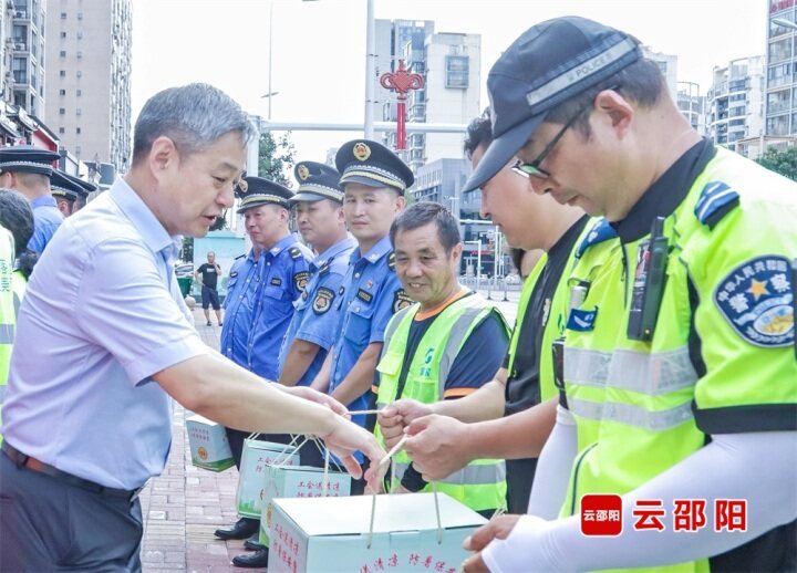 严华看望慰问高温一线劳动者：落实防暑降温各项措施 切实保障劳动者身心健康