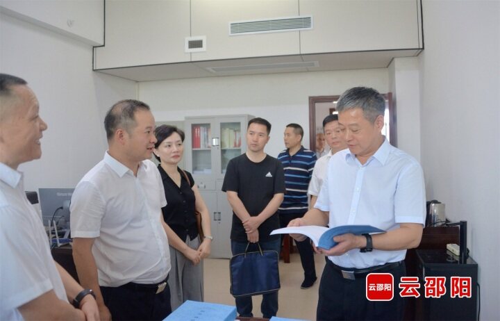 严华在市教育局、市住建局督导群众身边不正之风和腐败问题集中整治工作