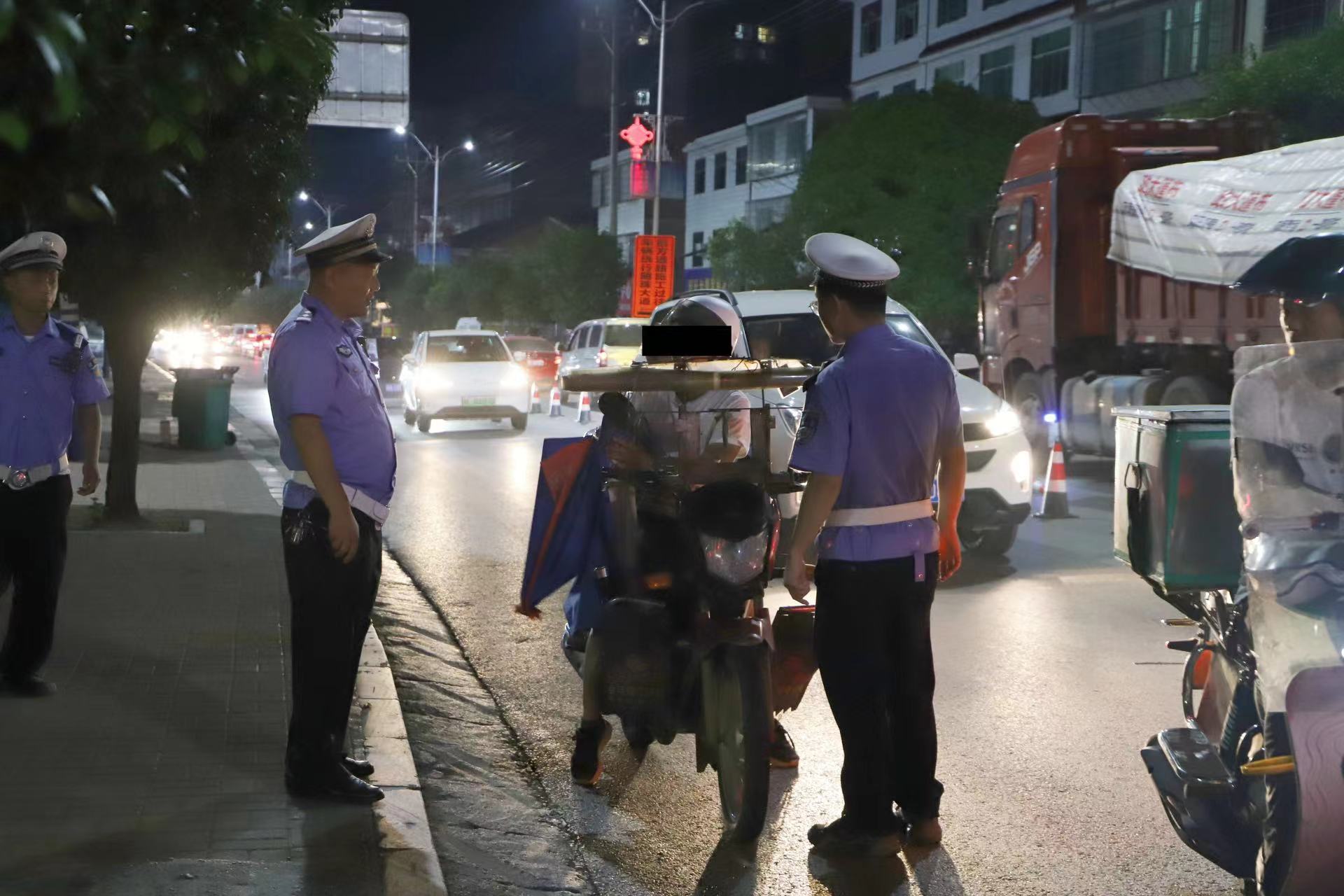 邵东交警持续发力整治“摩电”交通违法行为