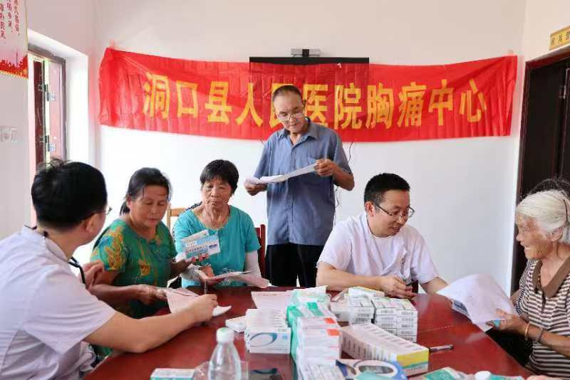 洞口县人民医院组织医务人员开展义诊活动