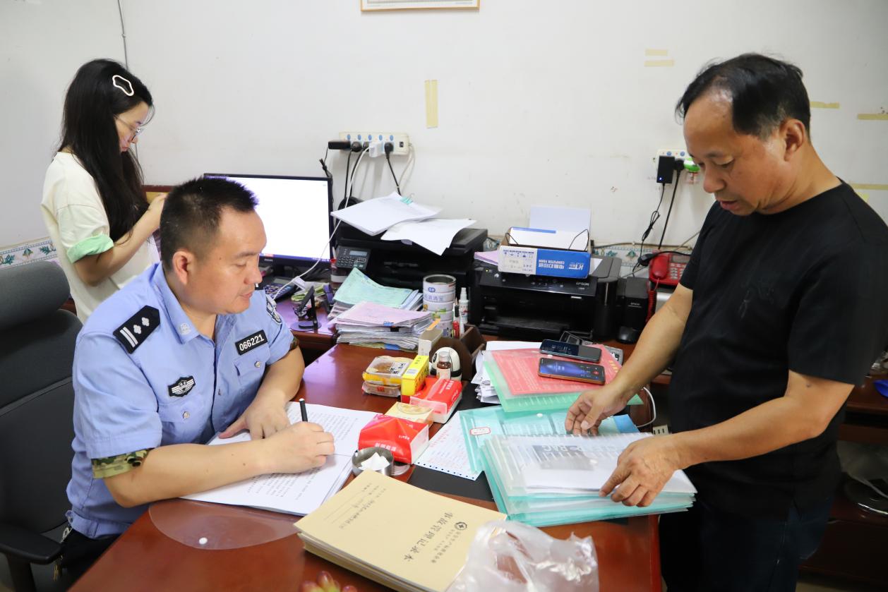 邵东交警深入辖区货运企业开展交通安全检查
