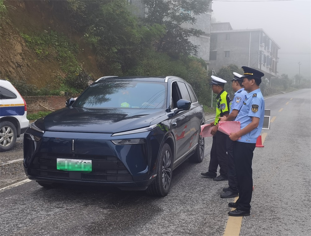 隆回交警：雾天交通劝导 保障交通安全
