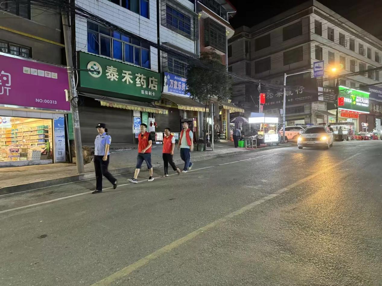 隆回县荷香桥镇开展国庆节前平安夜巡夜查活动