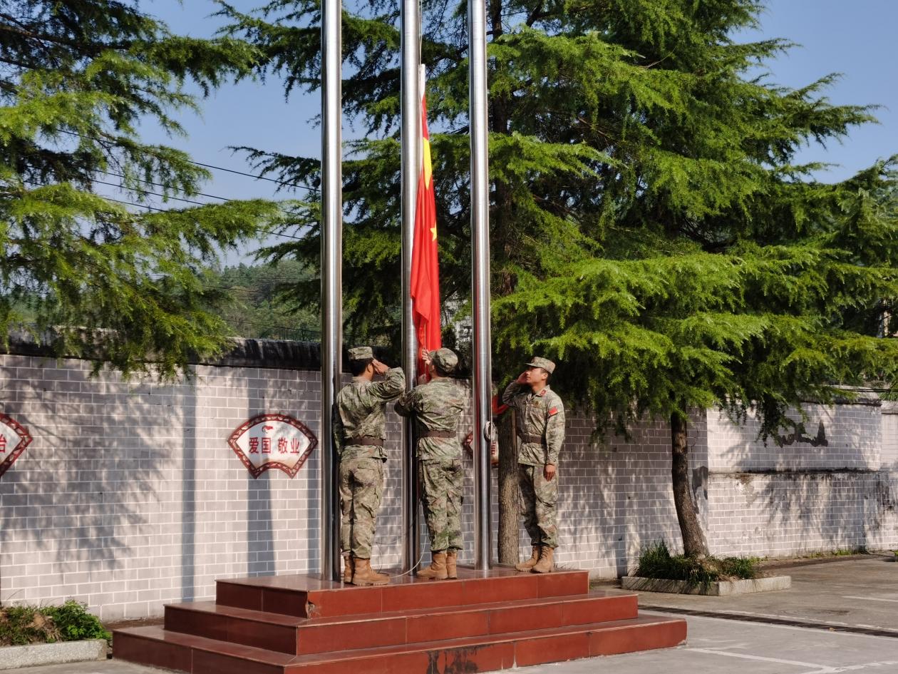 隆回县山界回族乡举行“迎国庆，感党恩”升国旗仪式