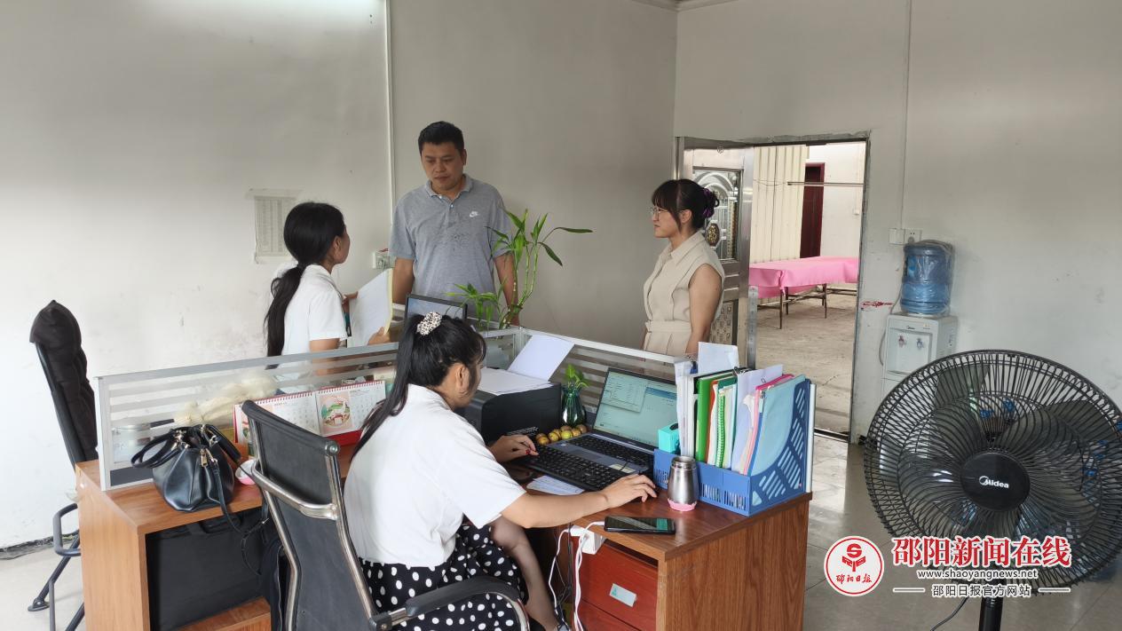 洞口县岩山镇强化安全防控，全面排查隐患保障节日安全