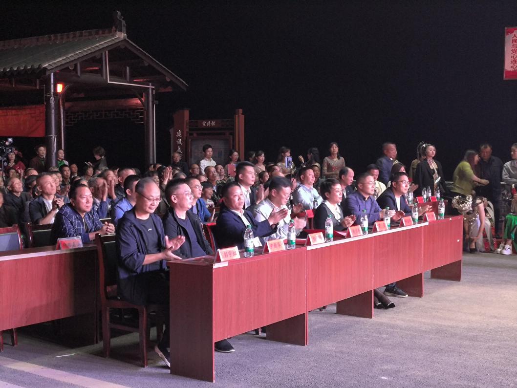 邵东市九龙岭镇白鹤村举行“爱我邵东·振兴乡村”秋季村晚