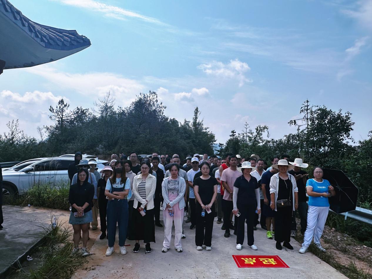 邵东市火厂坪镇开展铸牢中华民族共同体意识主题登山活动