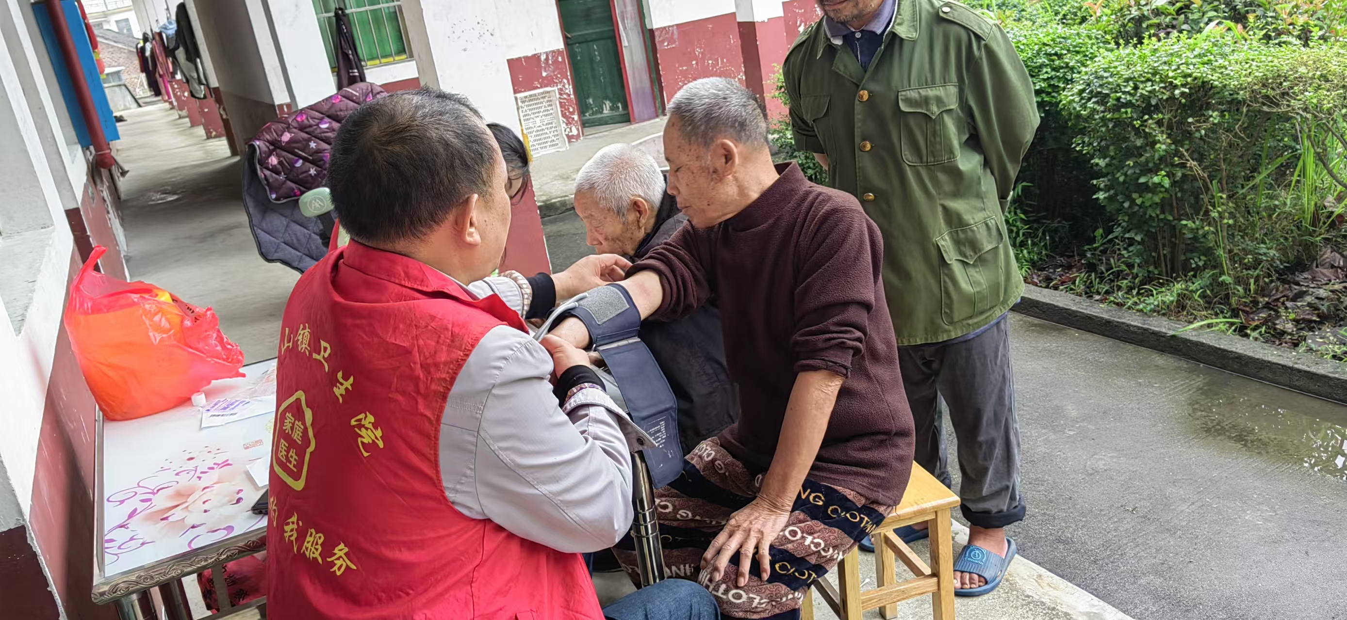洞口县岩山镇卫生院组织开展义诊活动
