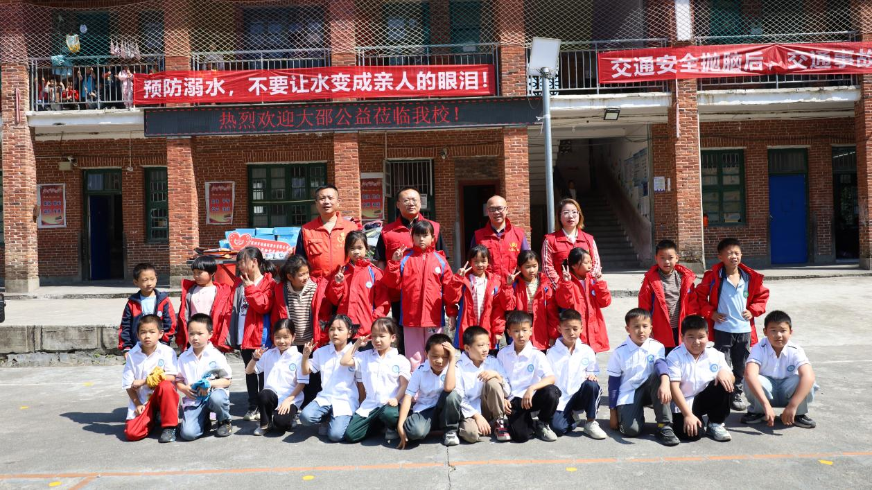 洞口县江口镇中心卫生院开展主题党日活动