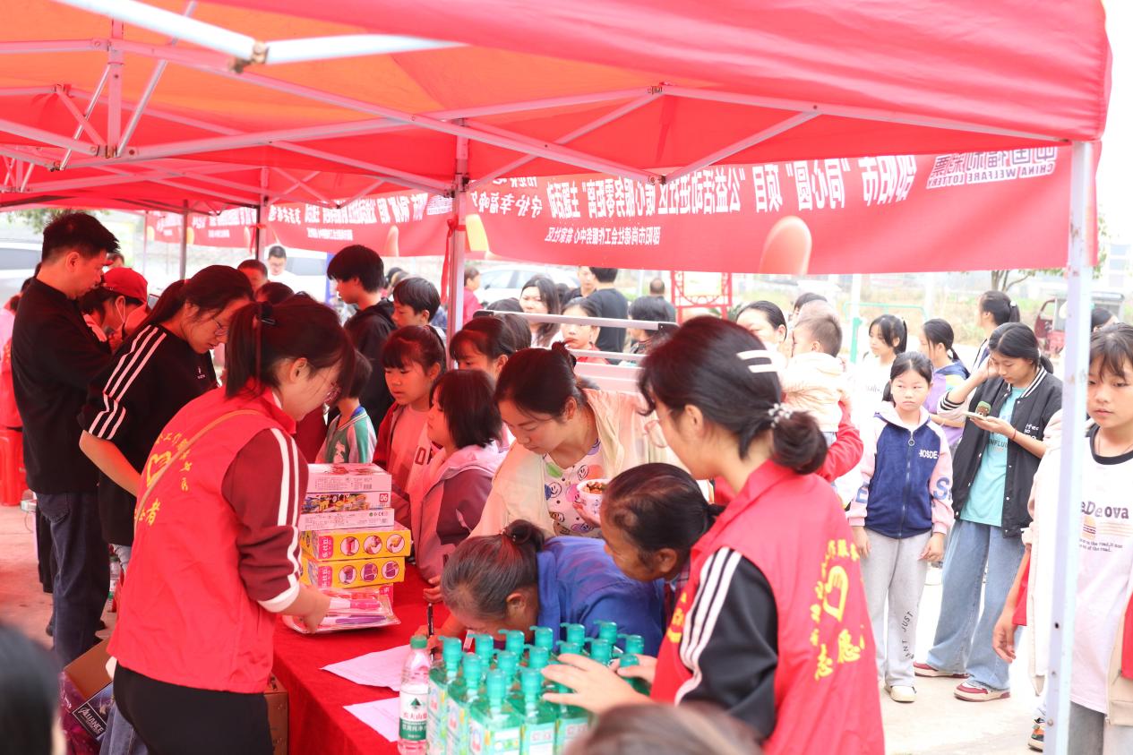 大祥区学院路街道翁家社区：公益活动进社区，暖心服务零距离