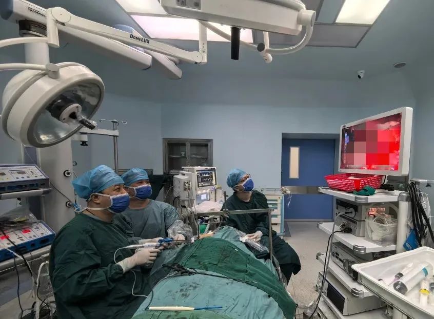 邵阳市中心医院：单侧腋窝入路腔镜下双侧甲状腺切除