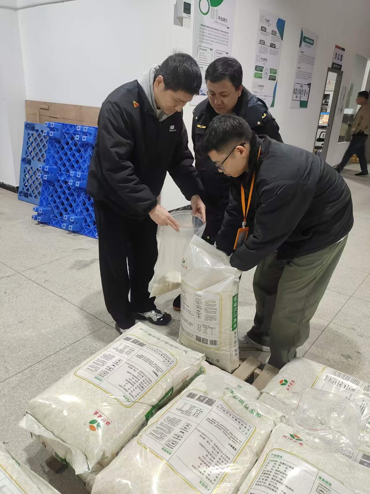 新宁县市场监督管理局开展学生食堂大宗食材专项抽检行动