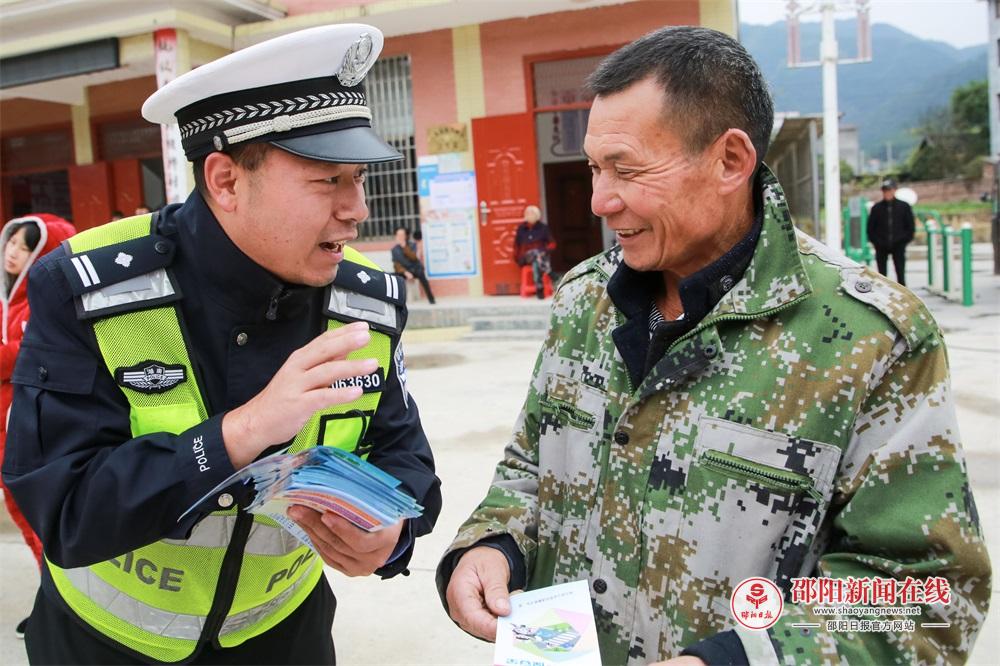 隆回交警开展冬季道路交通安全宣传