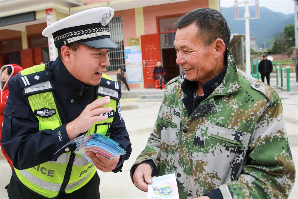 隆回交警开展冬季道路交通安全宣传