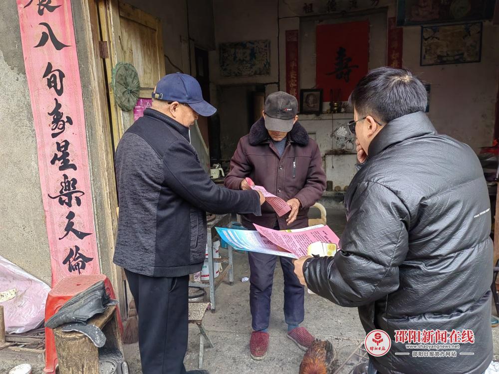 武冈市荆竹铺镇开展冬季交通安全宣传入户行动