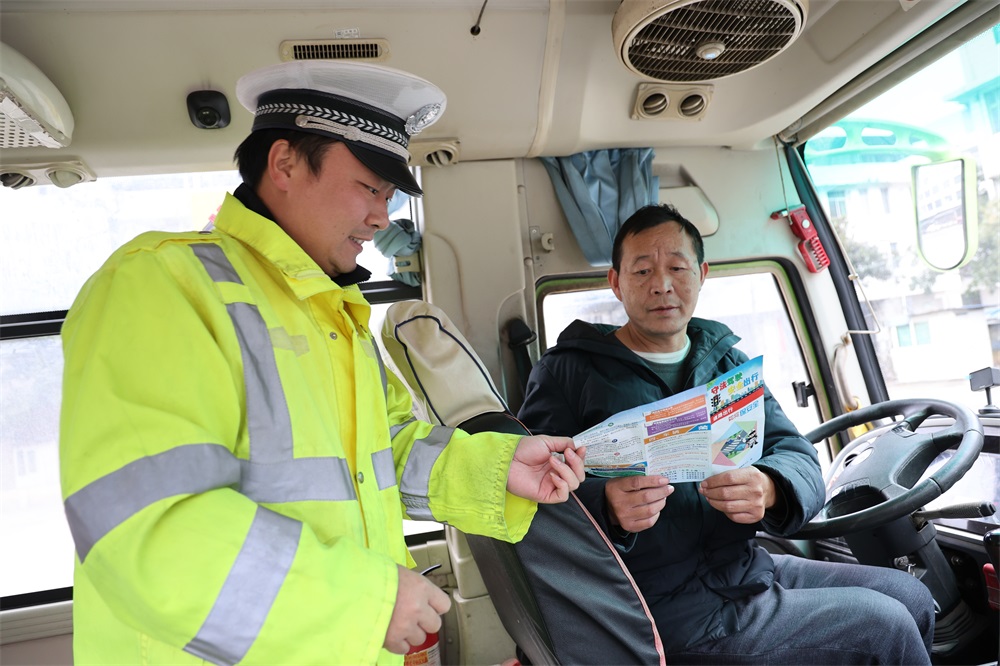 隆回交警拧紧冬季出行“安全阀”