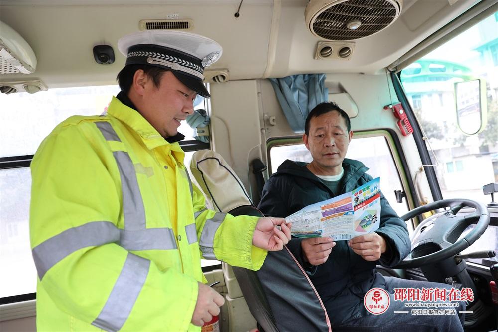 隆回交警拧紧冬季出行“安全阀”