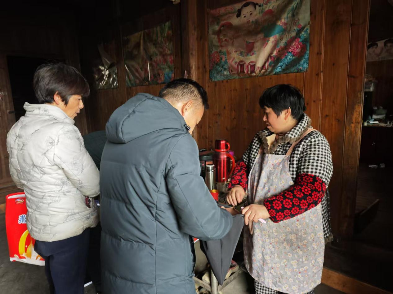 洞口县江口镇三牛村开展老年人养老保险认证工作