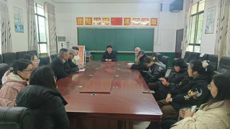 邵东市牛马司镇深入学校宣传医保收缴工作