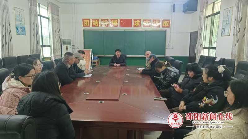 邵东市牛马司镇深入学校宣传医保收缴工作