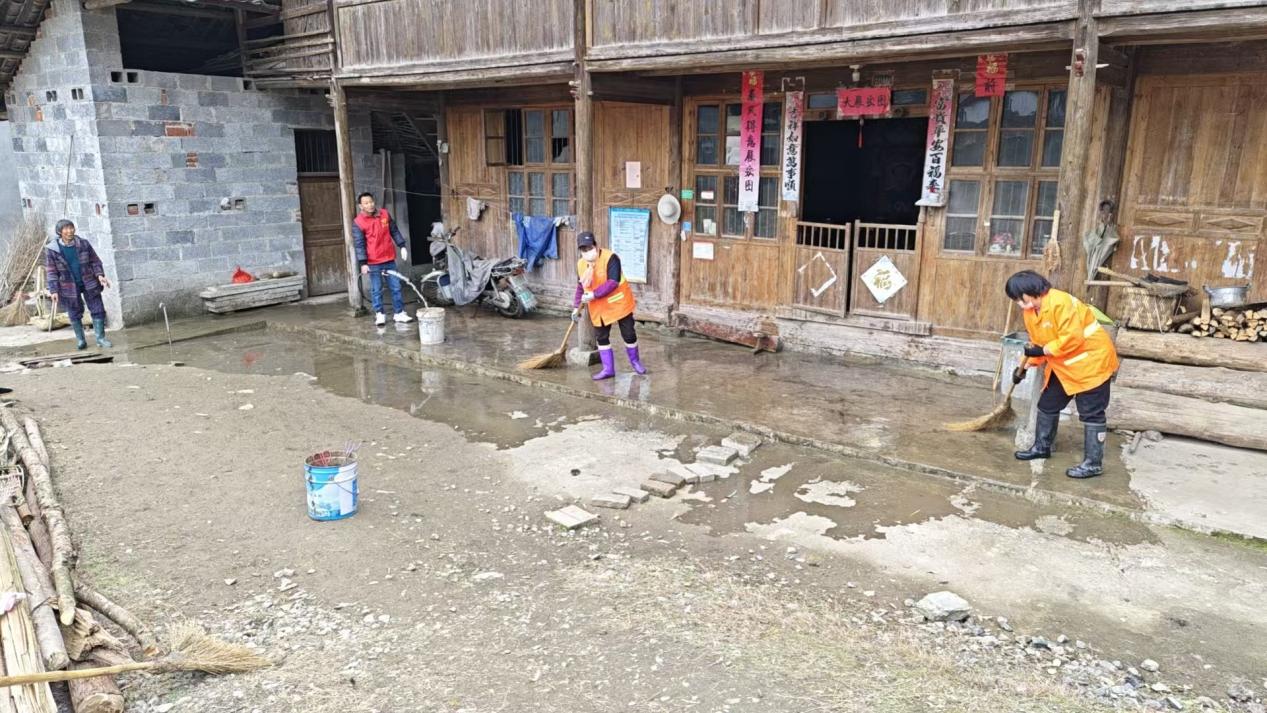 洞口县江口镇三牛村开展环境卫生整治活动
