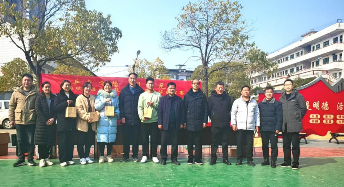 乒乓球友谊赛在洞口县文昌街道城关中学篮球场开幕