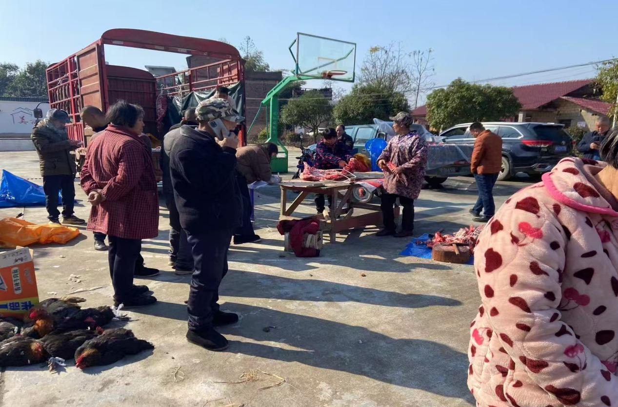 武冈市马坪乡田塘村举办“爱心购”活动