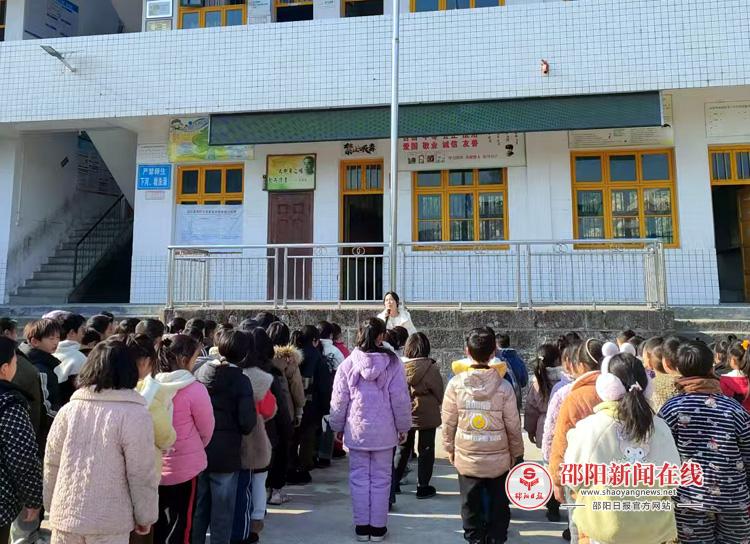 隆回县金石桥镇晓阳溪小学开展假前安全教育