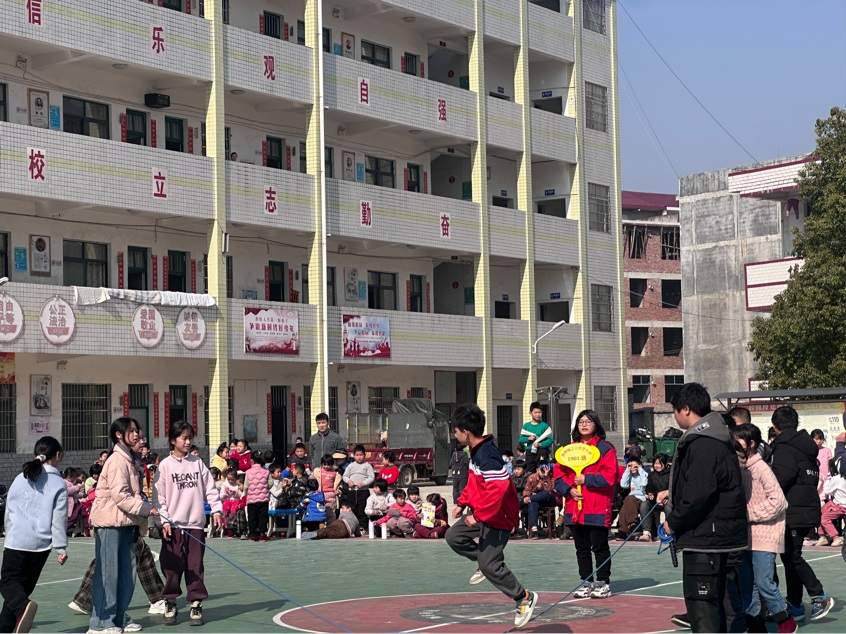 洞口县黄桥镇正山小学举行跳长绳比赛