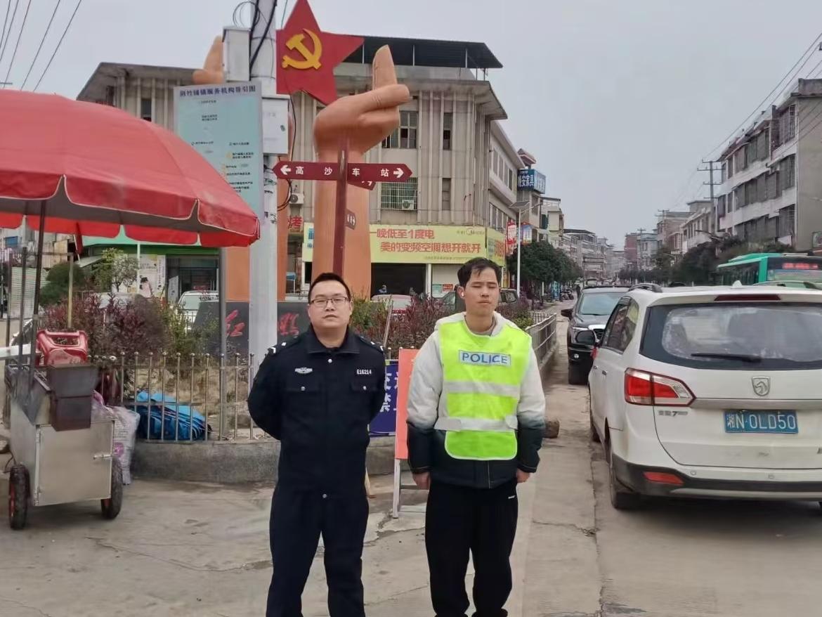 武冈市荆竹铺镇开展交通安全劝导行动