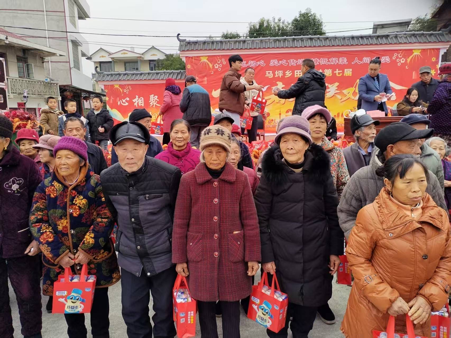 武冈市马坪乡田塘村：  青年企业家为家乡父老乡亲送爱心