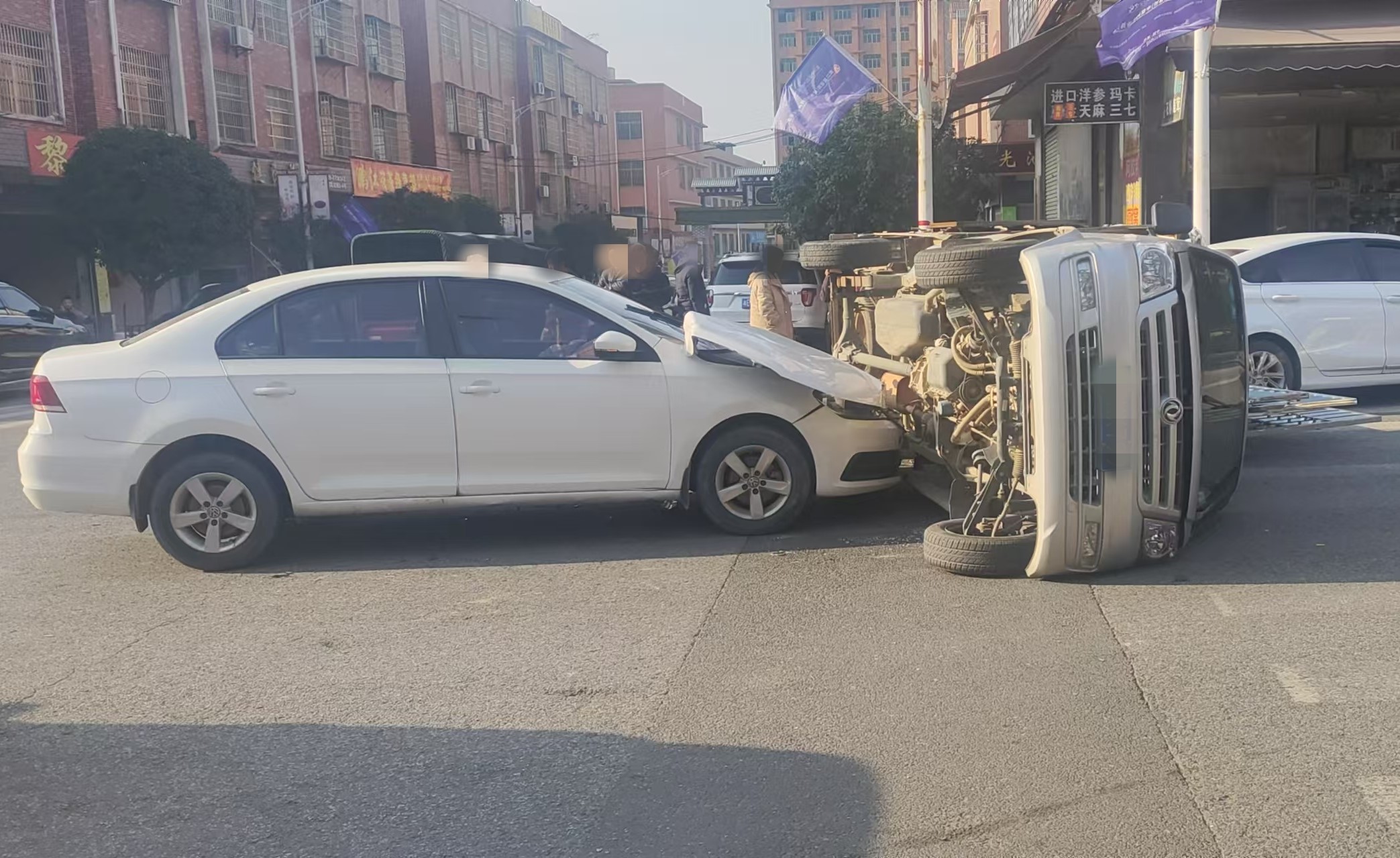邵东交警：十字路口不让右，被撞还要负主责
