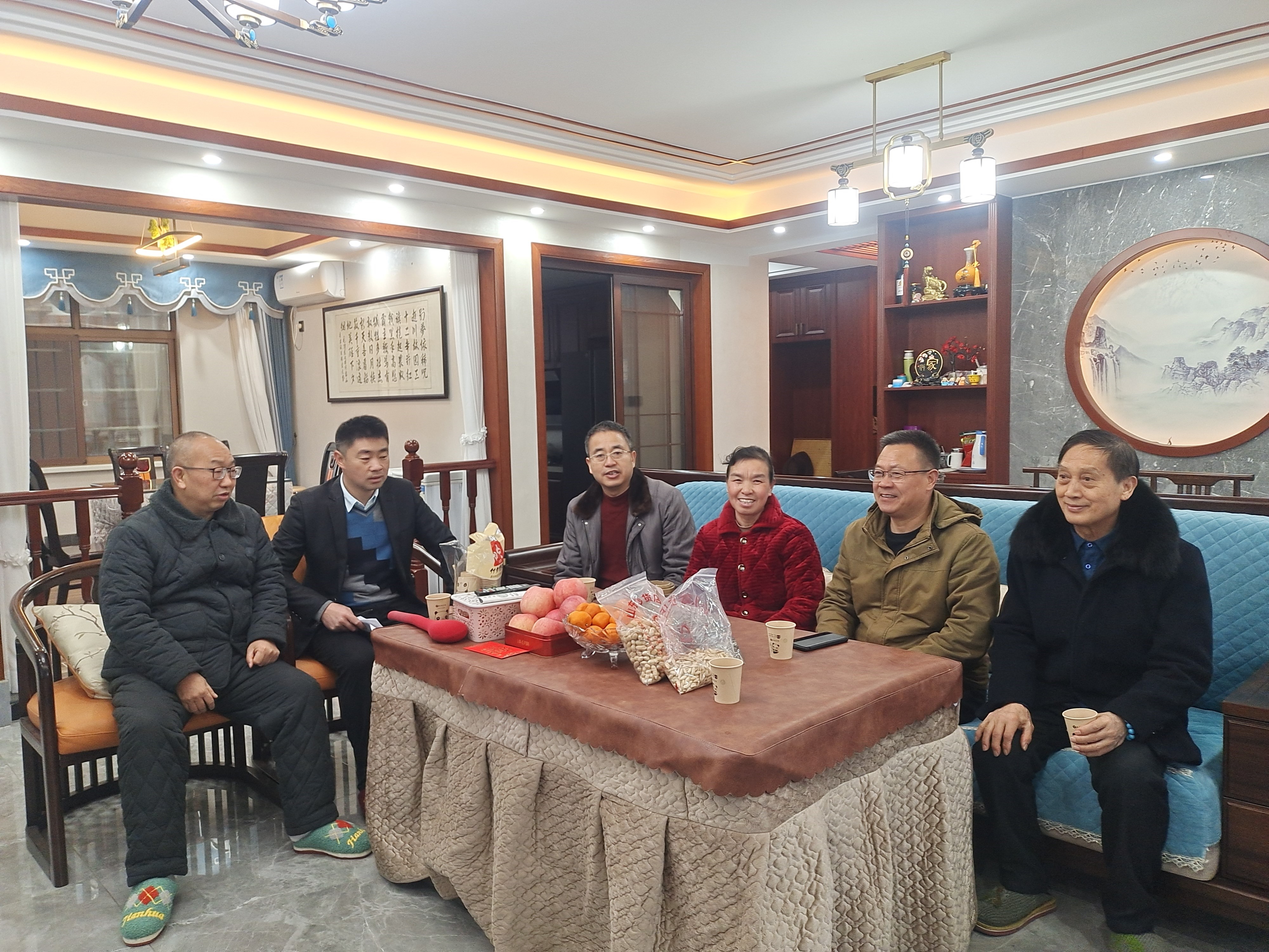 新邵八中岁寒送暖，情牵退休教师