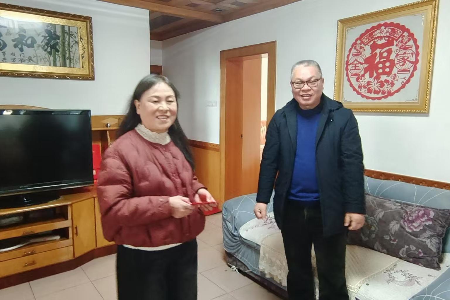 邵东市人社局退休党支部慰问老党员